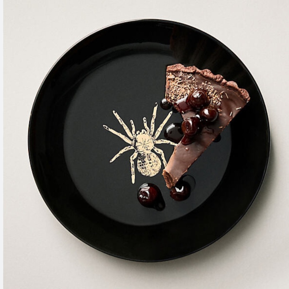 Elegant Black Dinner Plate with Gold Spider Motif